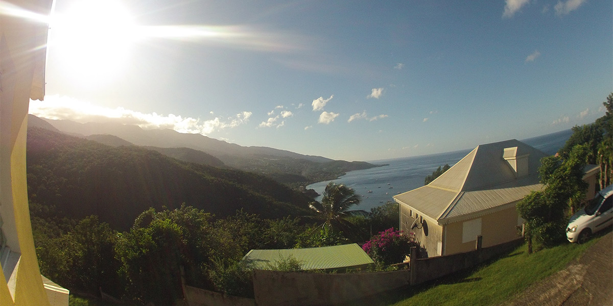 Vue sur collines et mer depuis une terrasse en Guadeloupe