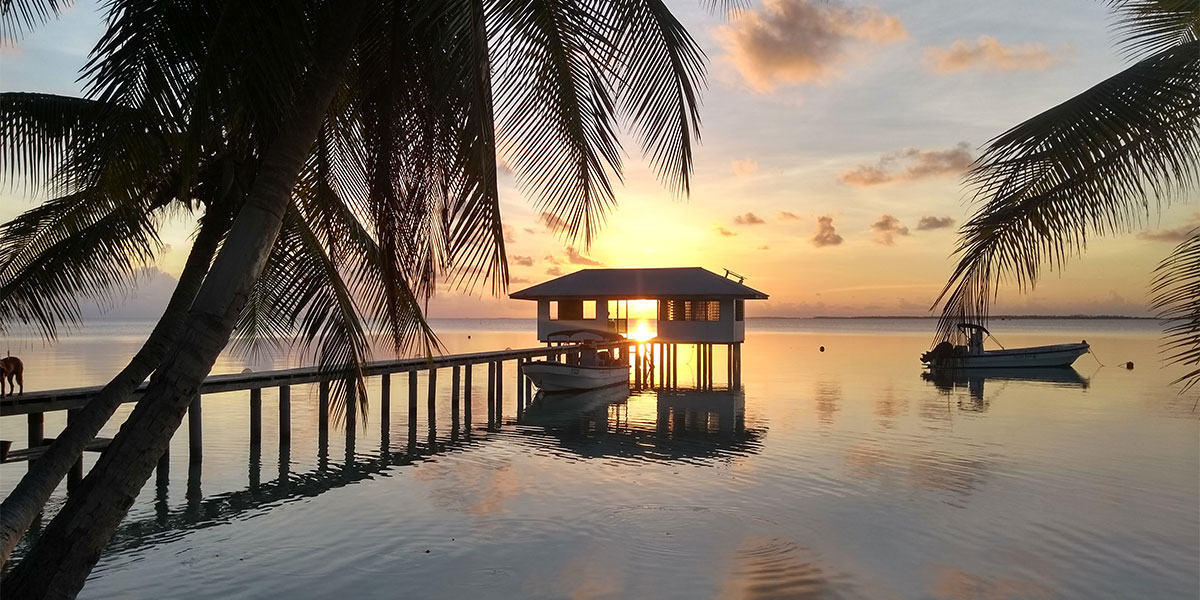 Coucher de soleil sur l'atoll Ahé en Polynésie