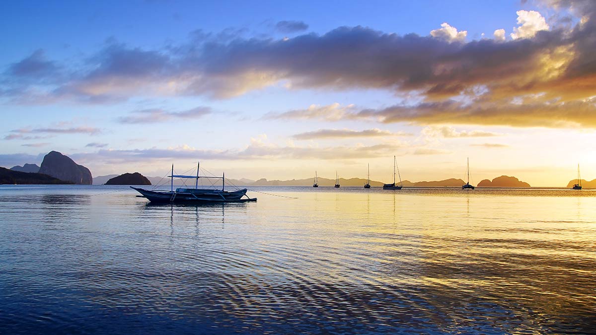 Coucher de soleil en bord de plage aux Philippines