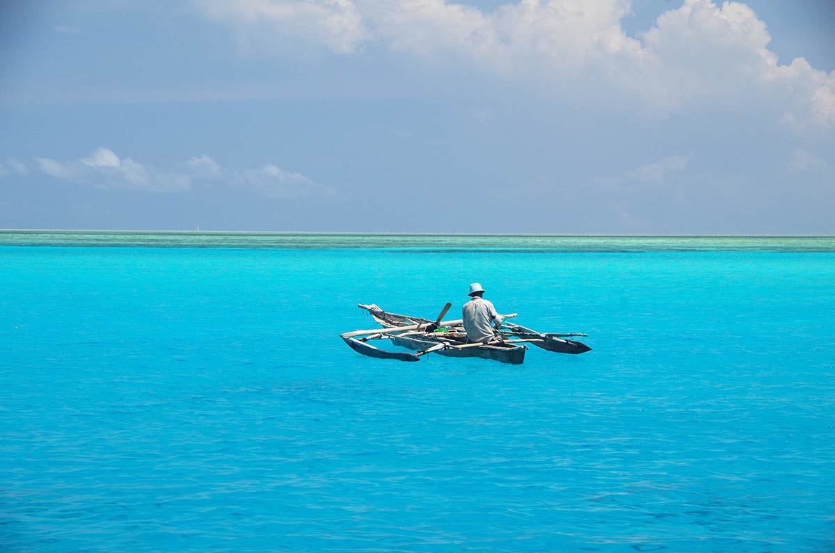 Pêcheur au milieu de l'océan à Zanzibar