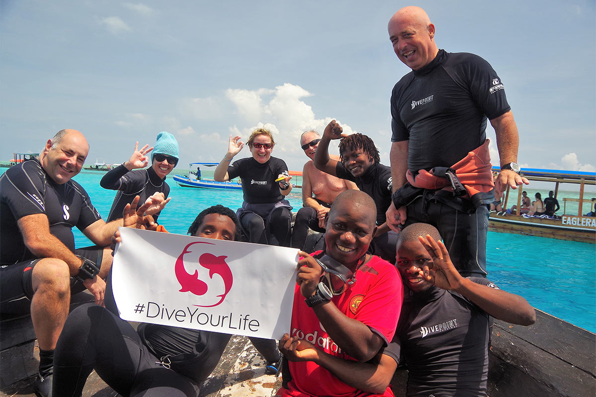 Groupe de plongeurs à Zanzibar avec le loge #DiveYourLife de Subocea