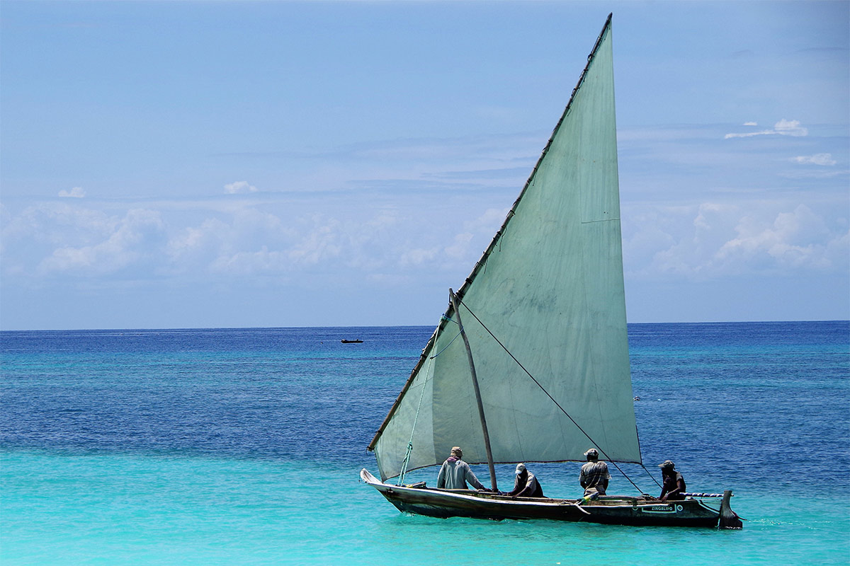 Bateau local à Zanzibar sur la mer