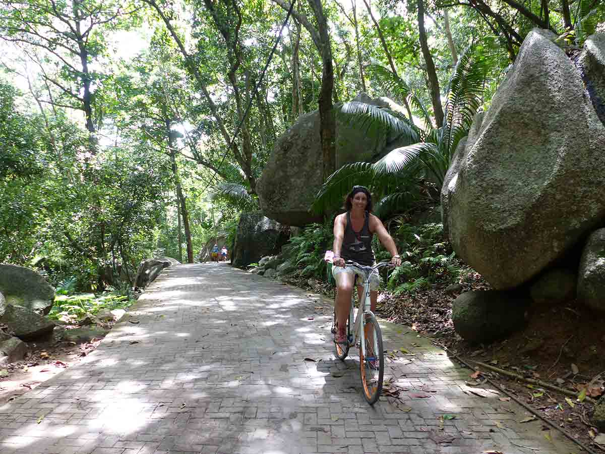 Balade en vélo aux Seychelles, direction La Digue