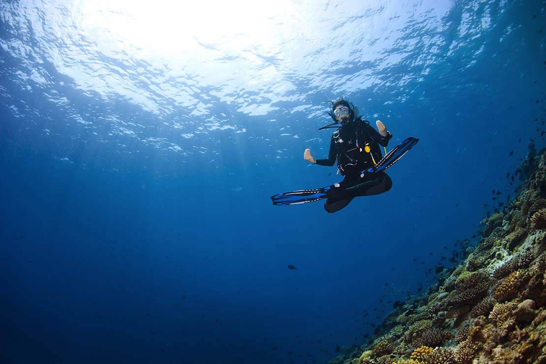 Plongeuse en position yoga sous l'eau