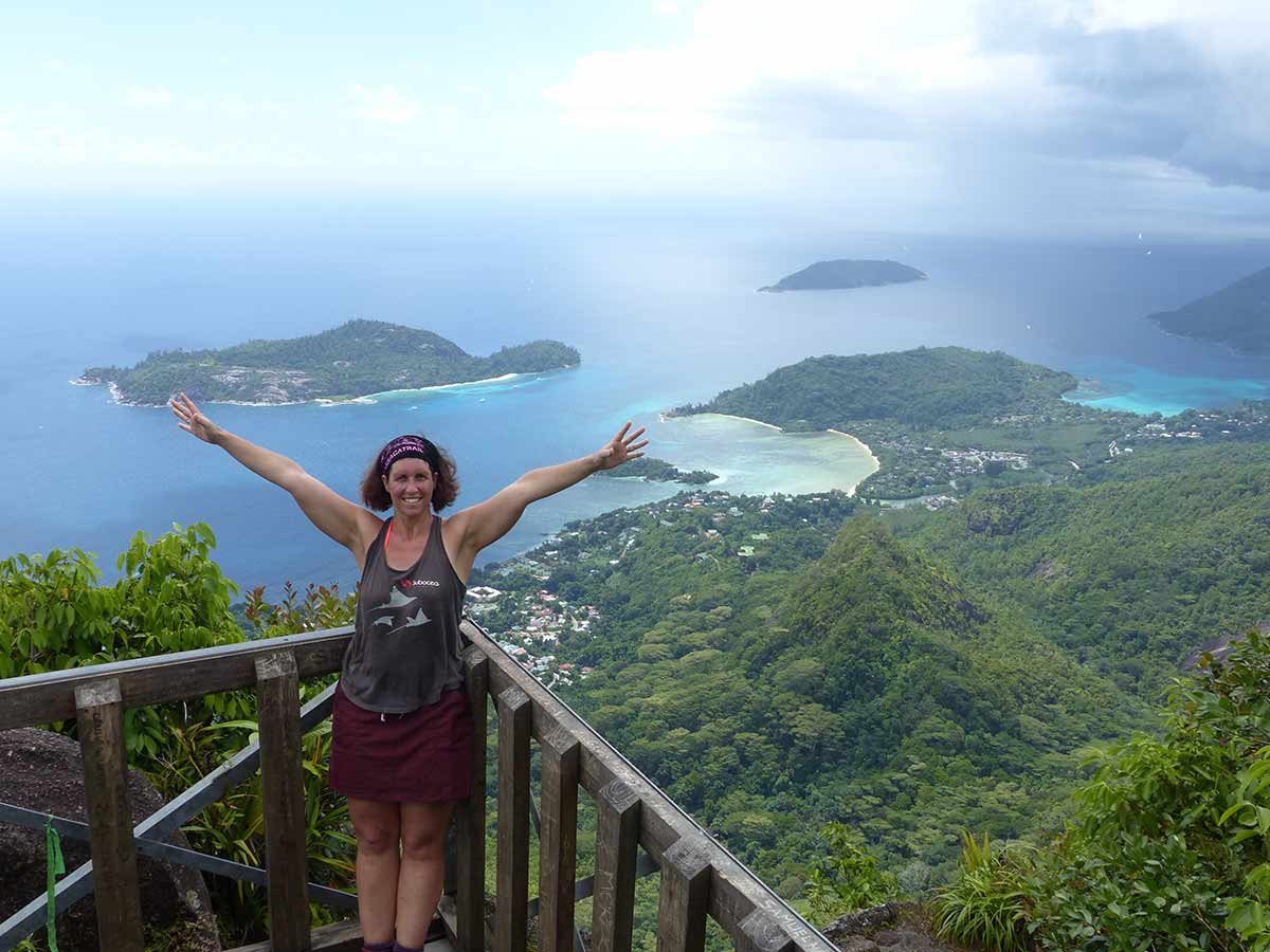 Aurélie devant la vue imprenable de la Digue des Seychelles